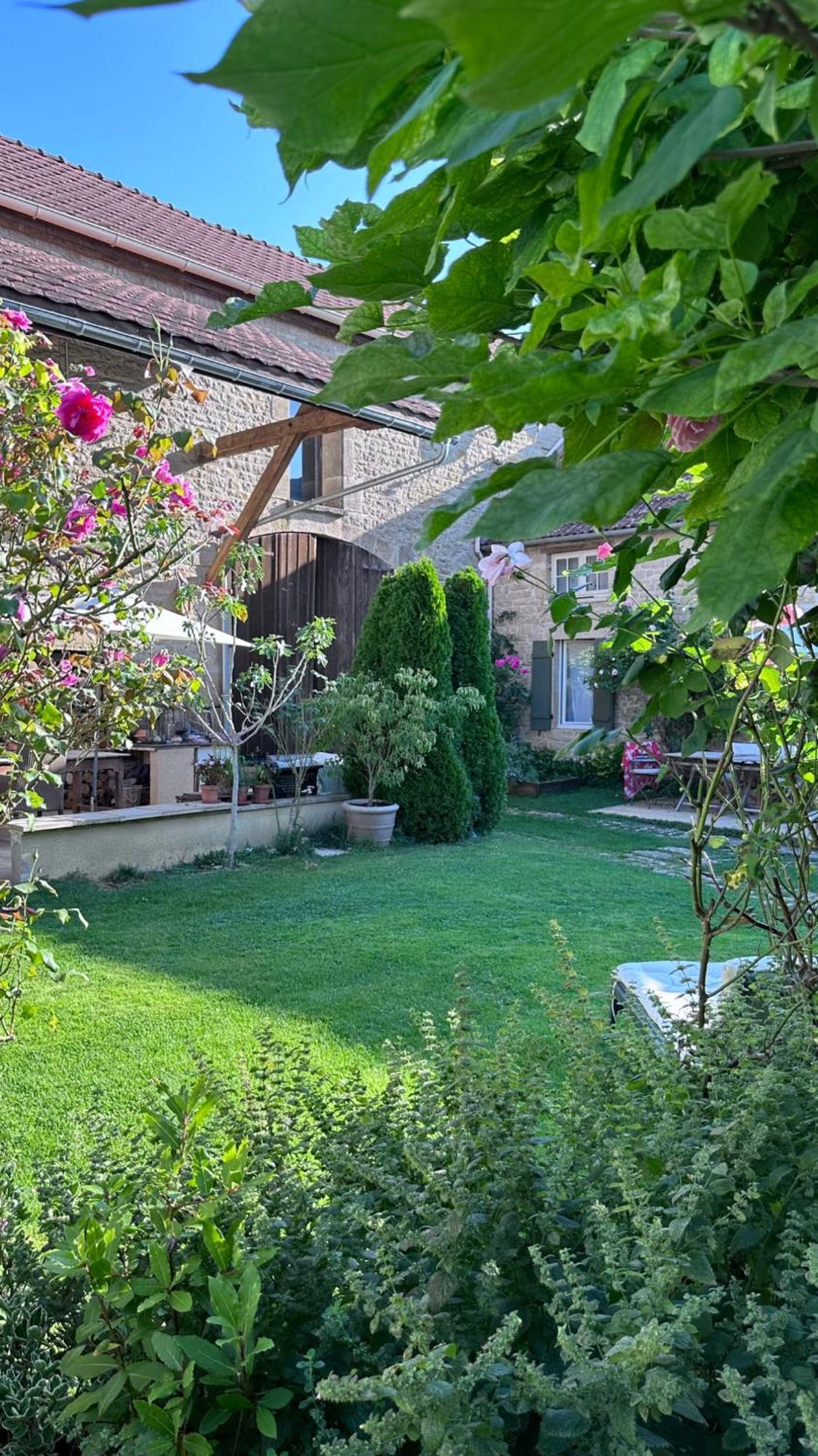 לינה וארוחת בוקר Gigny  La Cour Des Delices מראה חיצוני תמונה